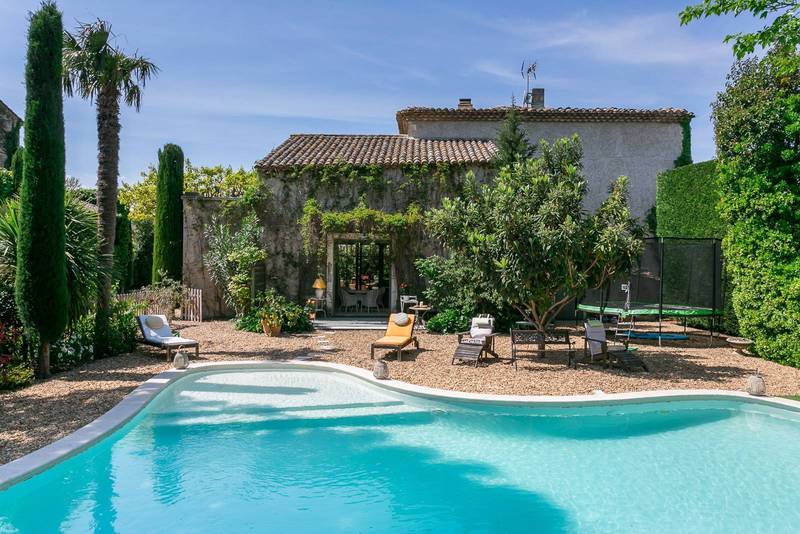 Maison de village avec jardin et piscine à vendre près d'Avignon