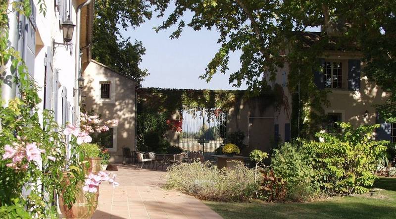 Mas à vendre près d'Avignon avec son parc arboré et une piscine