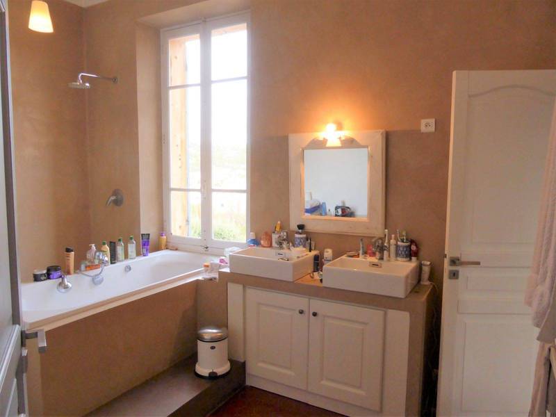 Propriété à vendre dans le Luberon avec trois maisons, jardin et piscine