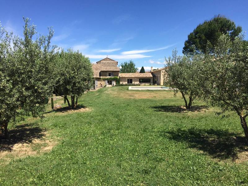 Mas restauré à vendre à Menerbes avec une belle vue sur la montagne du Luberon