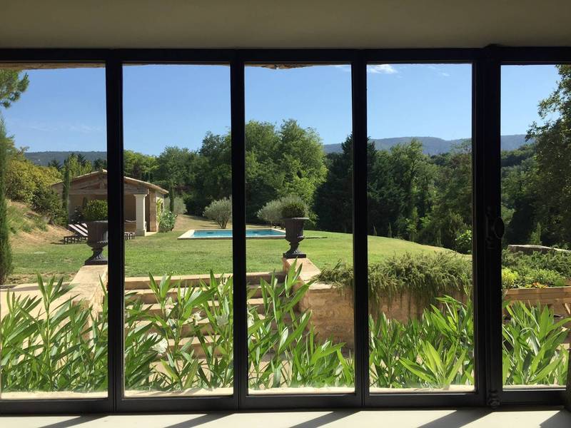 Mas restauré à vendre à Menerbes avec une belle vue sur la montagne du Luberon