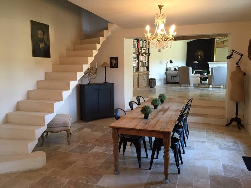 Mas restauré à vendre à Menerbes avec une belle vue sur la montagne du Luberon