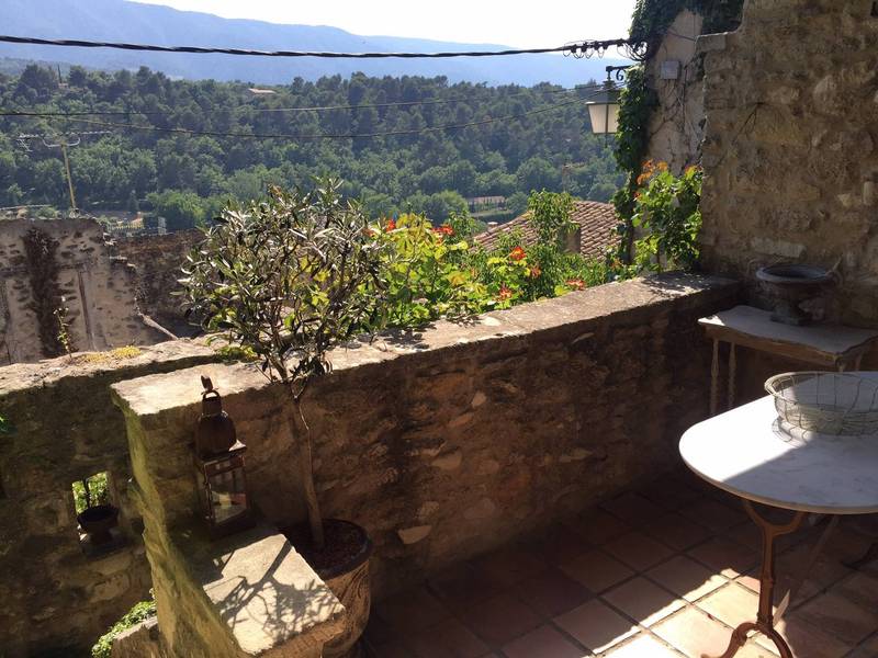 Maison de village à vendre à Menerbes avec une terrasse et une vue panoramique