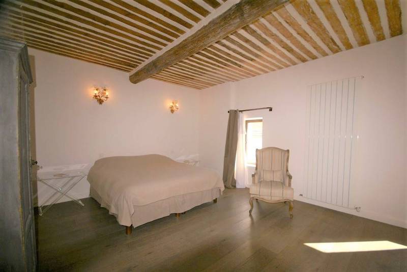 Maison de village de caractère à vendre à Cabrières d'Avignon avec jardin et piscine