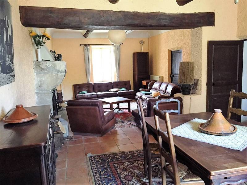 Bastide de caractère à vendre à Roussillon avec un jardin arboré et une piscine