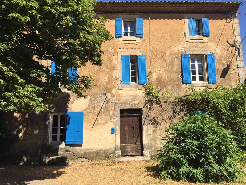 Bastide de caractère à vendre à Roussillon avec un jardin arboré et une piscine