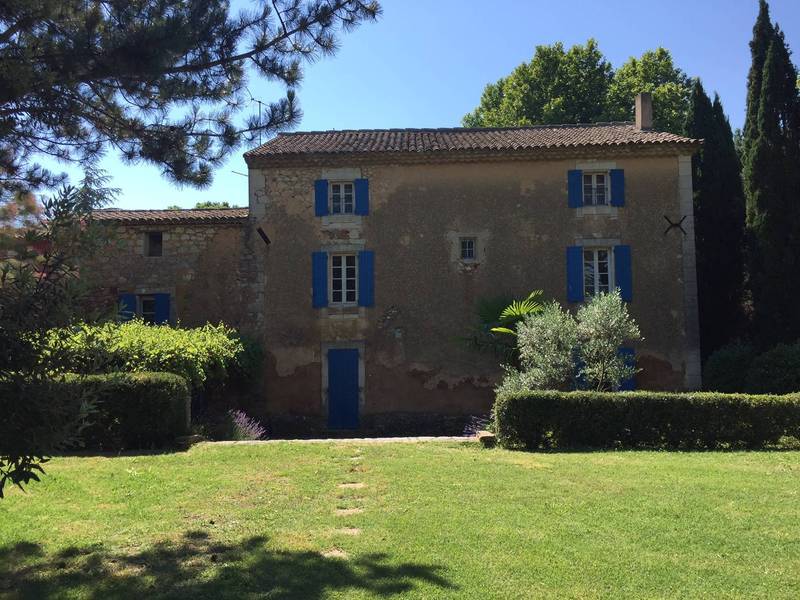 Bastide de caractère à vendre à Roussillon avec un jardin arboré et une piscine