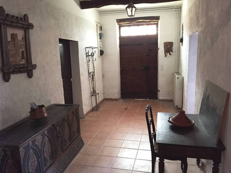 Bastide de caractère à vendre à Roussillon avec un jardin arboré et une piscine