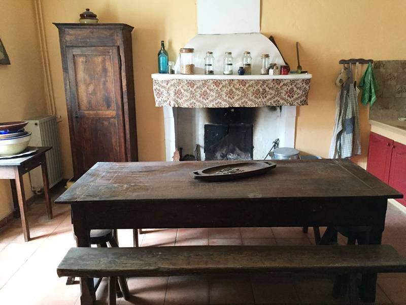 Bastide de caractère à vendre à Roussillon avec un jardin arboré et une piscine