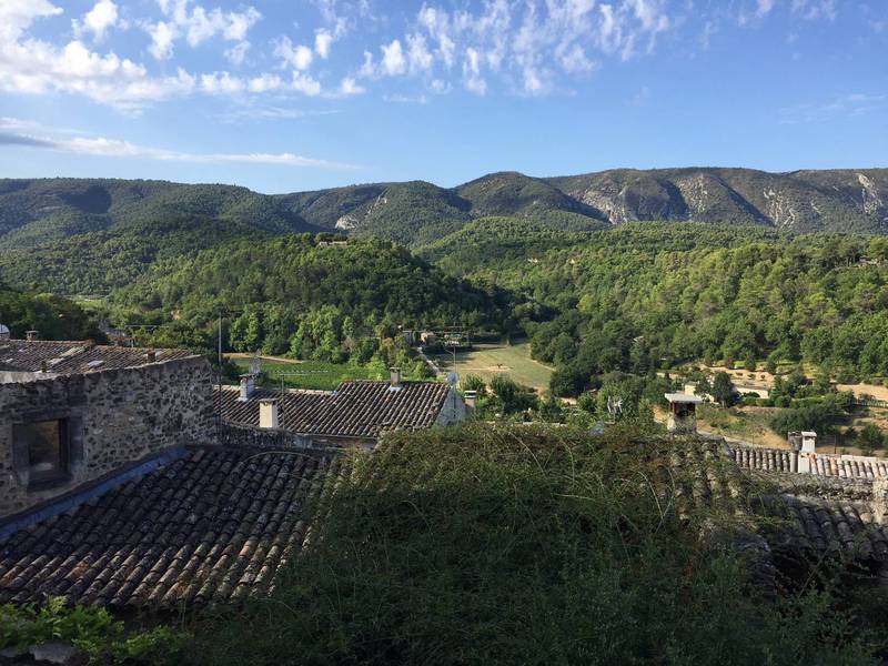 Maison de village à vendre à Menerbes avec une vue panoramique