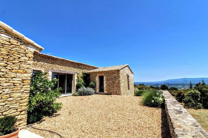 Propriété de prestige à vendre à Gordes avec une vue panoramique