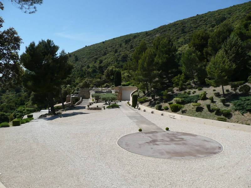 Villa de prestige à vendre à Lourmarin avec une piste d'hélicoptère