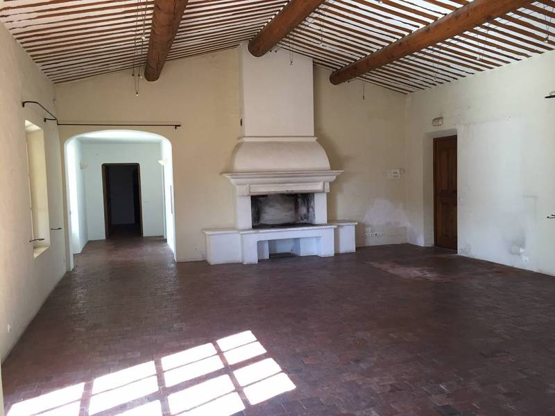 Maiosn à vendre à Gordes avec une grande pièce de reception