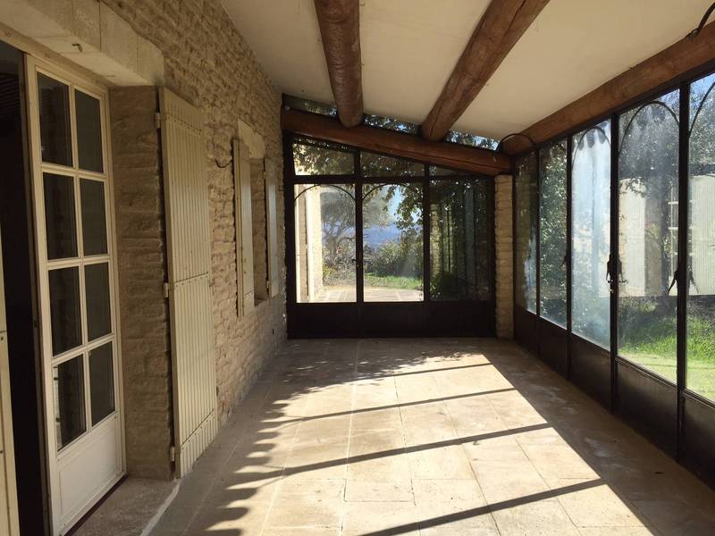 Maison en pierre à vendre à Gordes dans le village avec un jardin, une piscine et un garage