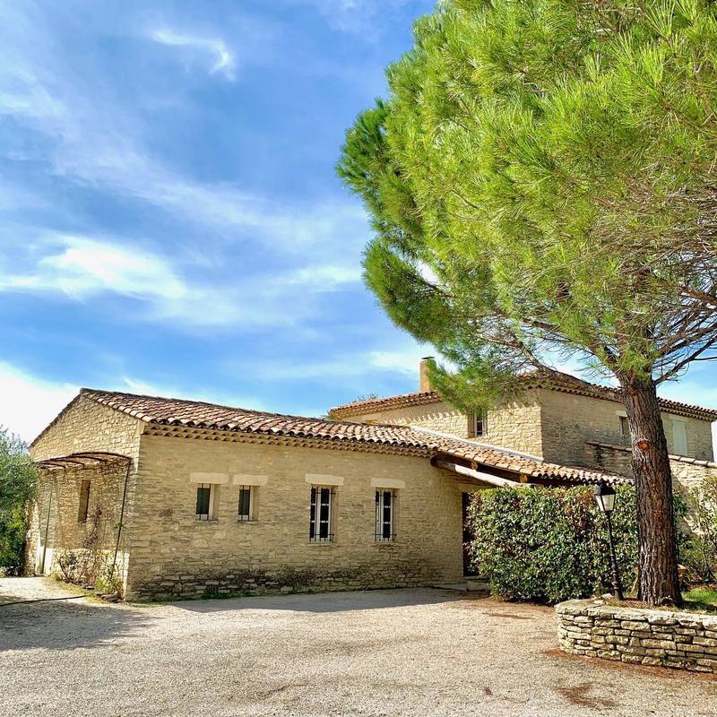 Maison en pierre à vendre à Gordes dans le village avec un jardin, une piscine et un garage