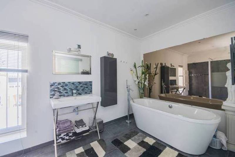 Maison de Maître à vendre à Avignon avec son parc arboré, piscine et un appartement indépendant