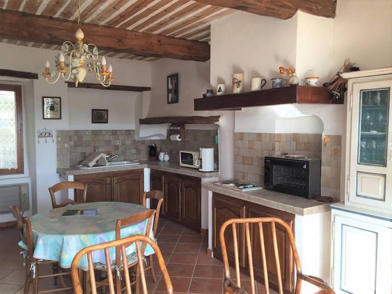 Maison de village de caractère et de charme à vendre à Menerbes avec une terrasse et une vue panoramique