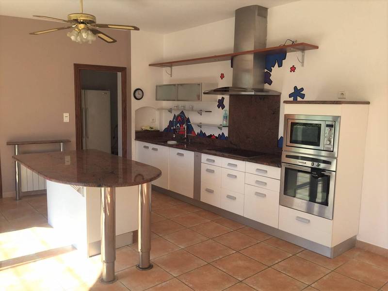Maison de village à vendre à Menerbes avec un jardin, une piscine et une maison d'amis