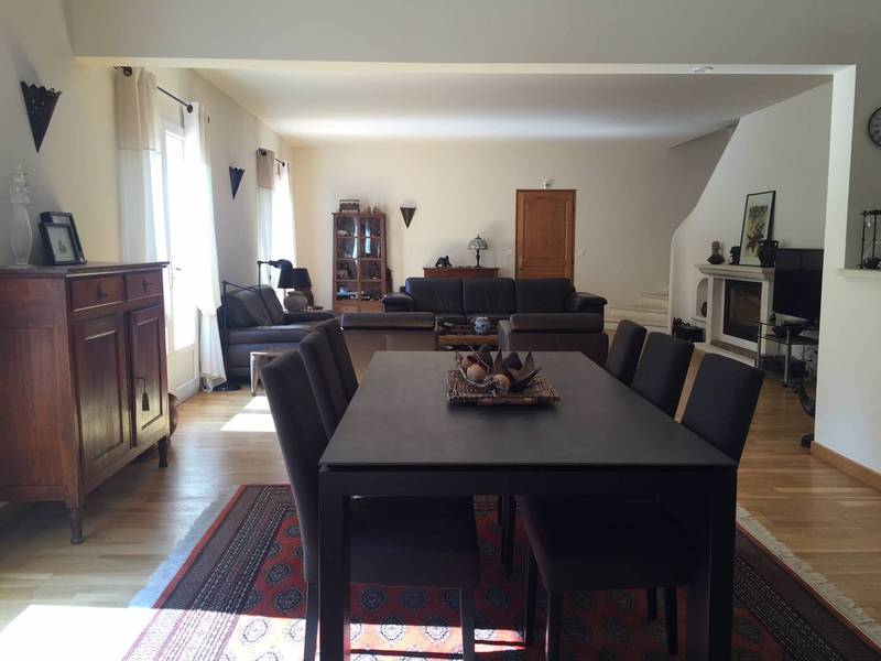 Maison moderne à vendre à Roussillon avec un parc arboré et une piscine