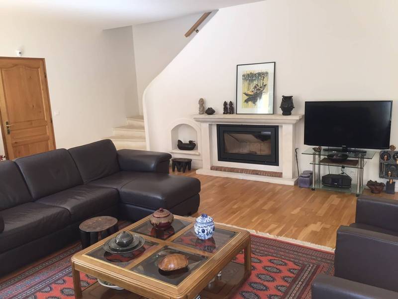 Maison moderne à vendre à Roussillon avec un parc arboré et une piscine