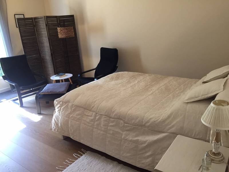 Maison moderne à vendre à Roussillon avec un parc arboré et une piscine