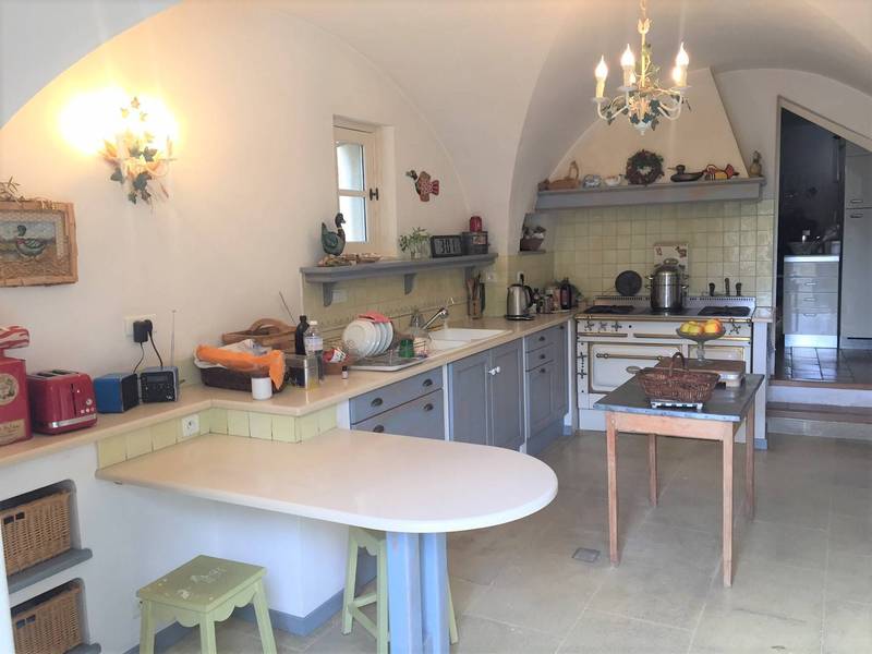 Maison de caractère à vendre à Goult avec une vue panoramique et une maison d'amis