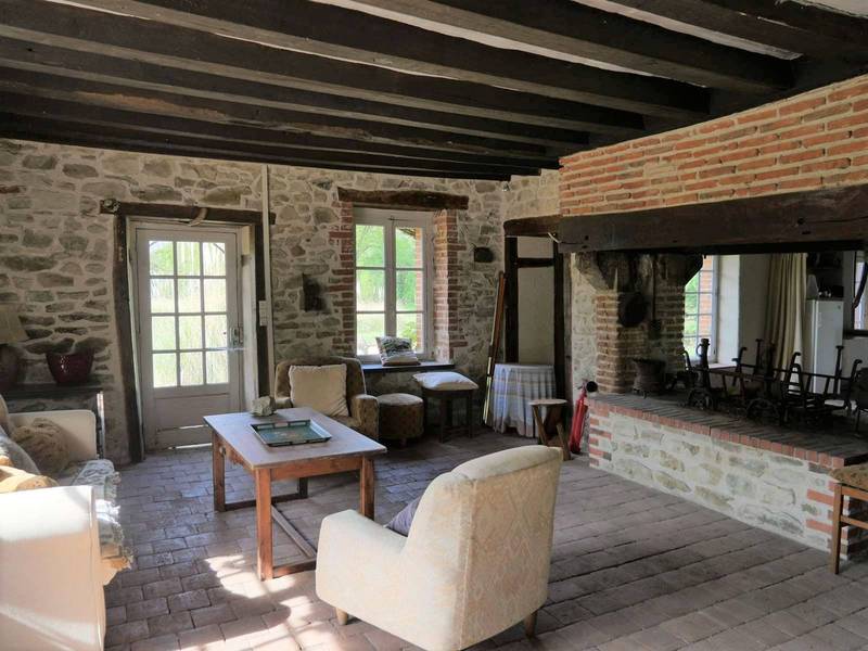 Propriété de chasse et d'agrément à vendre en Sologne avec 110 hectares, des étangs, des dépendances et une maison de gardiens
