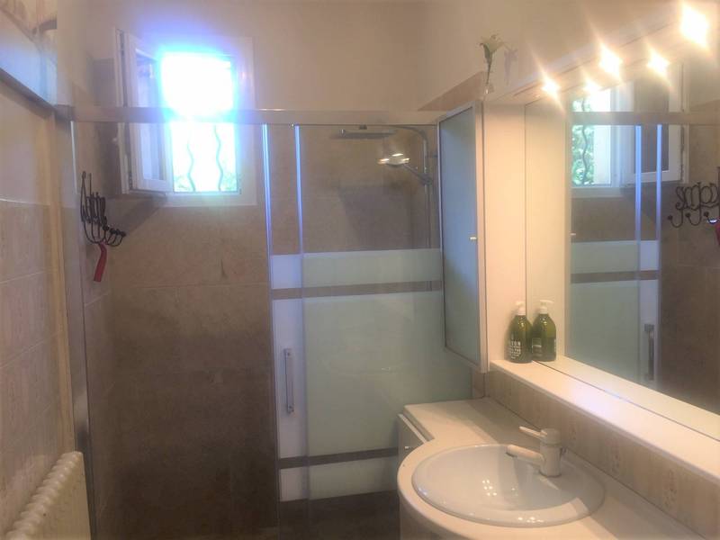 Maison de plain-pied à vendre à Menerbes avec un terrain arboré et une belle vue