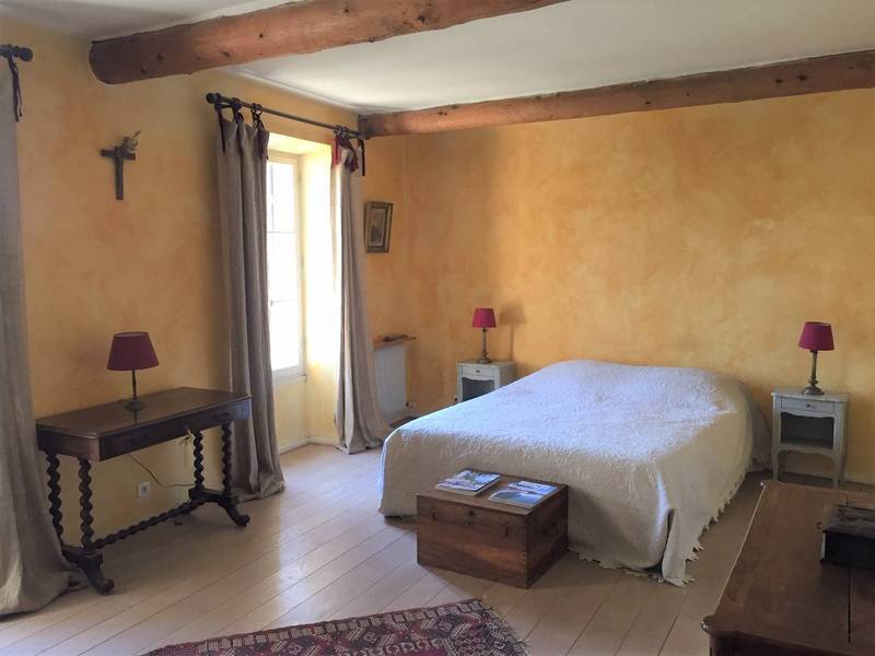 Mas ancien restauré plein de charme à vendre à Bonnieux avec un grand jardin, une piscine et une superbe vue