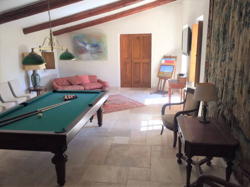 Mas ancien restauré plein de charme à vendre à Bonnieux avec un grand jardin, une piscine et une superbe vue