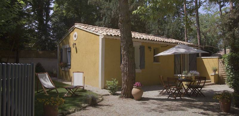 Domaine à vendre à Bonnieux avec un ancien moulin, cinq gites, des dépendances, un parc arboré et des terres agricoles