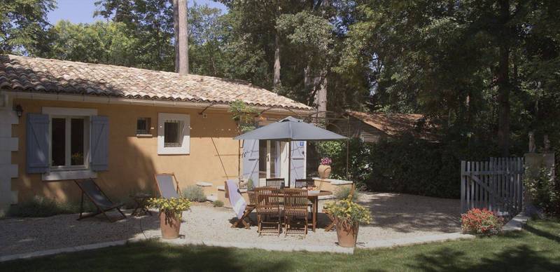 Domaine à vendre à Bonnieux avec un ancien moulin, cinq gites, des dépendances, un parc arboré et des terres agricoles