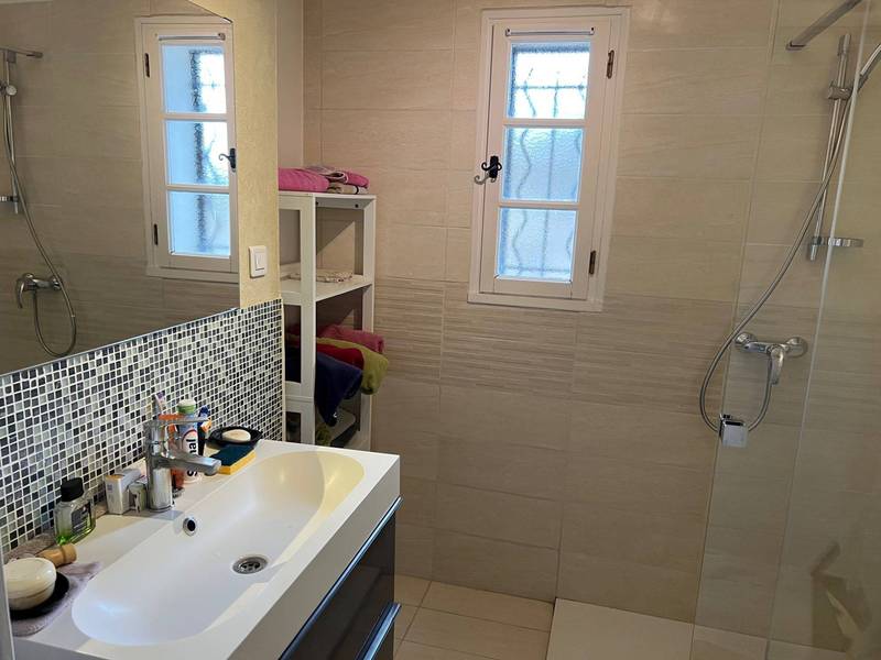 Maison de plain-pied à vendre à Lacoste avec un jardin et une vue dégagée