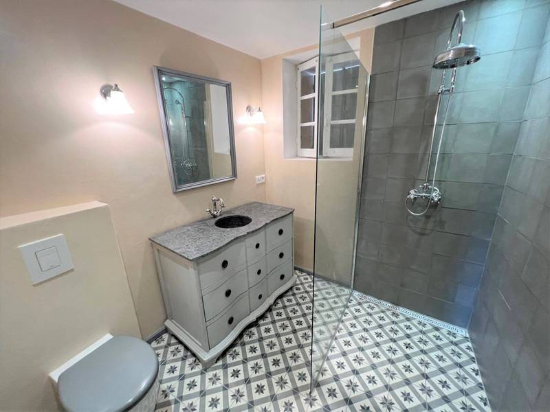 Maison de village de charme et de caractère à vendre à Menerbes avec balcon, terrasse, jardin et vue panoramique