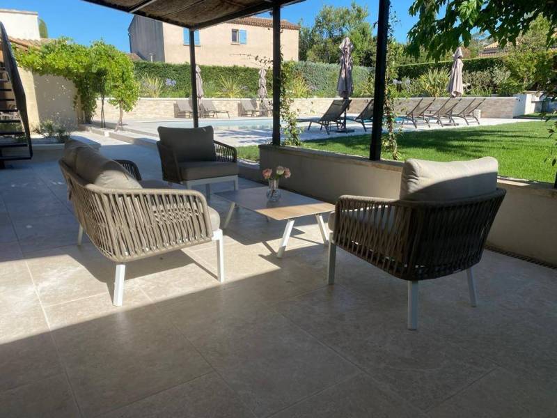 spacieuse terrasse pour cette propriété de prestige à vendre dans les Alpilles