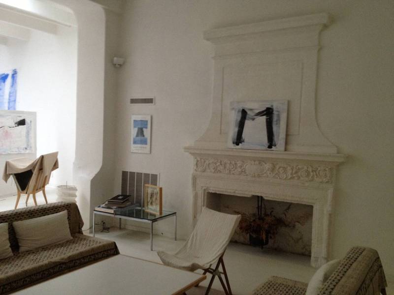 Salon avec cheminée dans ce loft à la vente à Villeneuve les Avignon