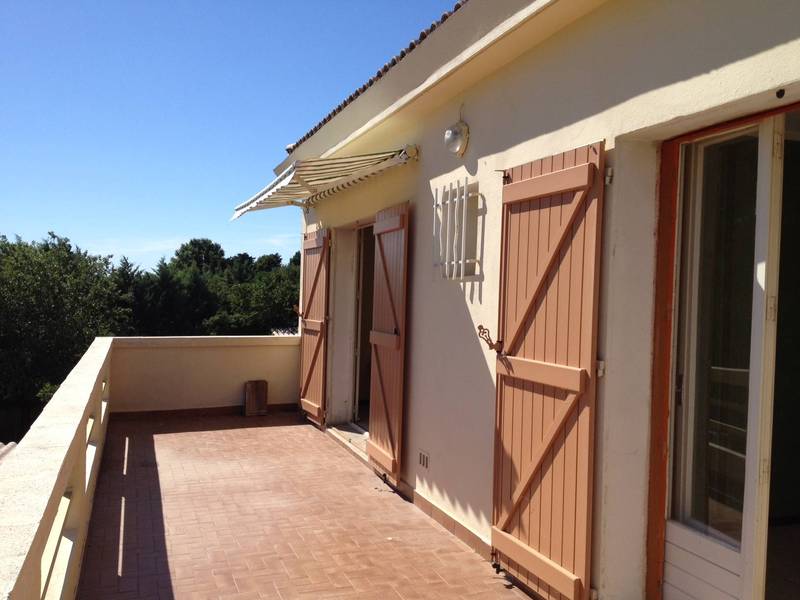 A vendre Isle sur la Sorgue appartement avec terrasse, jardin et belle vue