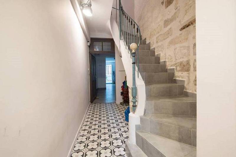 Demeure de charme à vendre à Avignon avec cour intérieure, terrasses et piscine au cœur de la cité des Papes