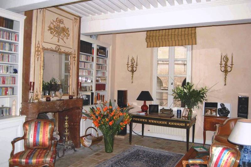 Salon avec cheminée