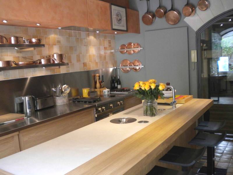 cuisine équipée avec îlot central