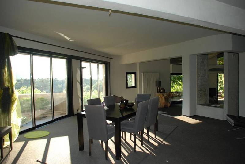 Maison contemporaine à vendre espace de vie avec vue sur la montagne du Luberon