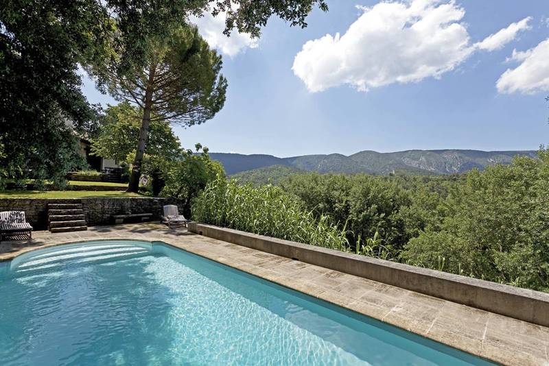 Piscine avec vue panoramique dans cette propriété de prestige à vendre à Menerbes