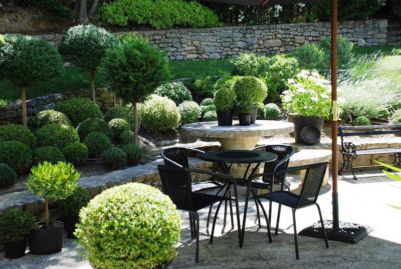 Jardin paysagé à Menerbes dans une maison contemporaine à la vente