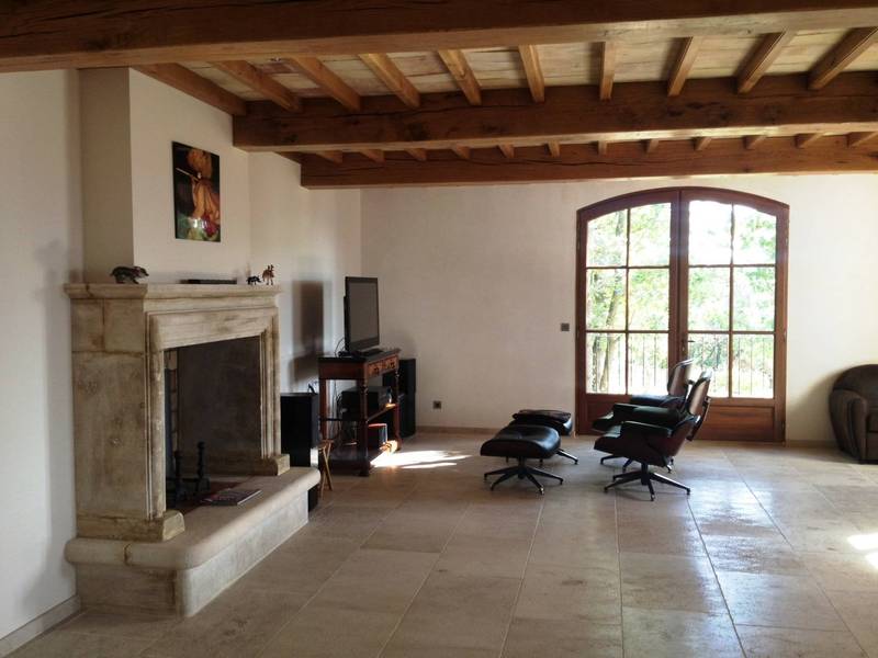 salon avec cheminée dans cette bastide à vendre dans le Luberon