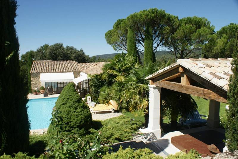 Maison contemporaine à vendre à Gordes avec jardin paysagé