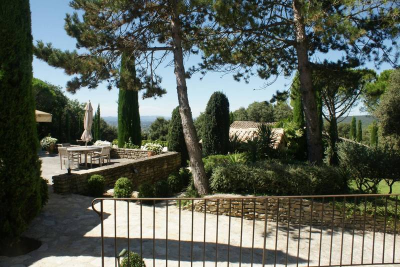 Parc paysagé d'une demeure de prestige à vendre à Gordes