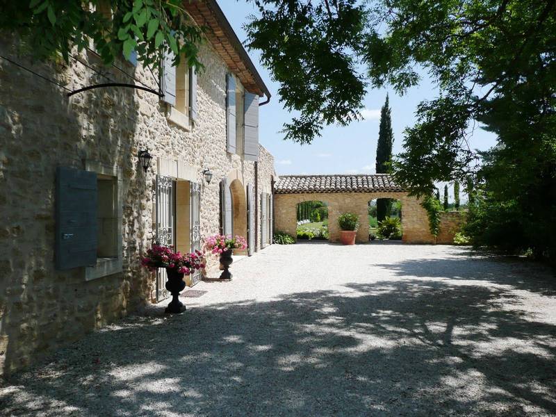Mas entièrement restauré dans le Luberon