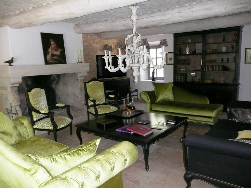 Vaste salon avec cheminée dans ce mas à vendre dans le Luberon