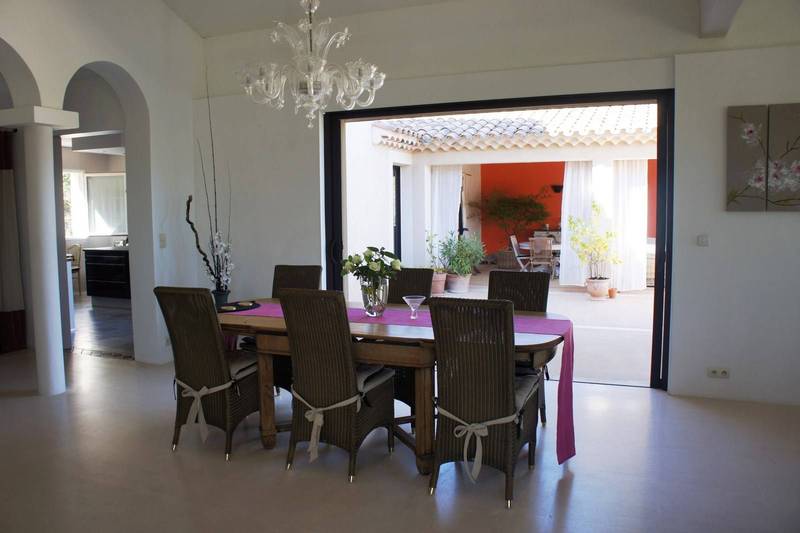 Saint Saturnin les Apt propriété à vendre avec belles pièces de reception avec grandes ouvertures vers les terrasses