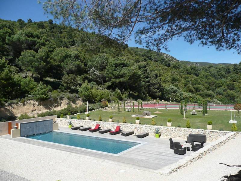 Domaine de prestige à vendre  avec piscine au coeur du Luberon